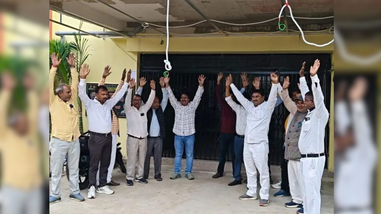 Maharajganj News: ब्लॉक गेट किया बंद, नारेबाजी से गूंजा परिसर; BDO परतावल पर कमीशनखोरी का आरोप