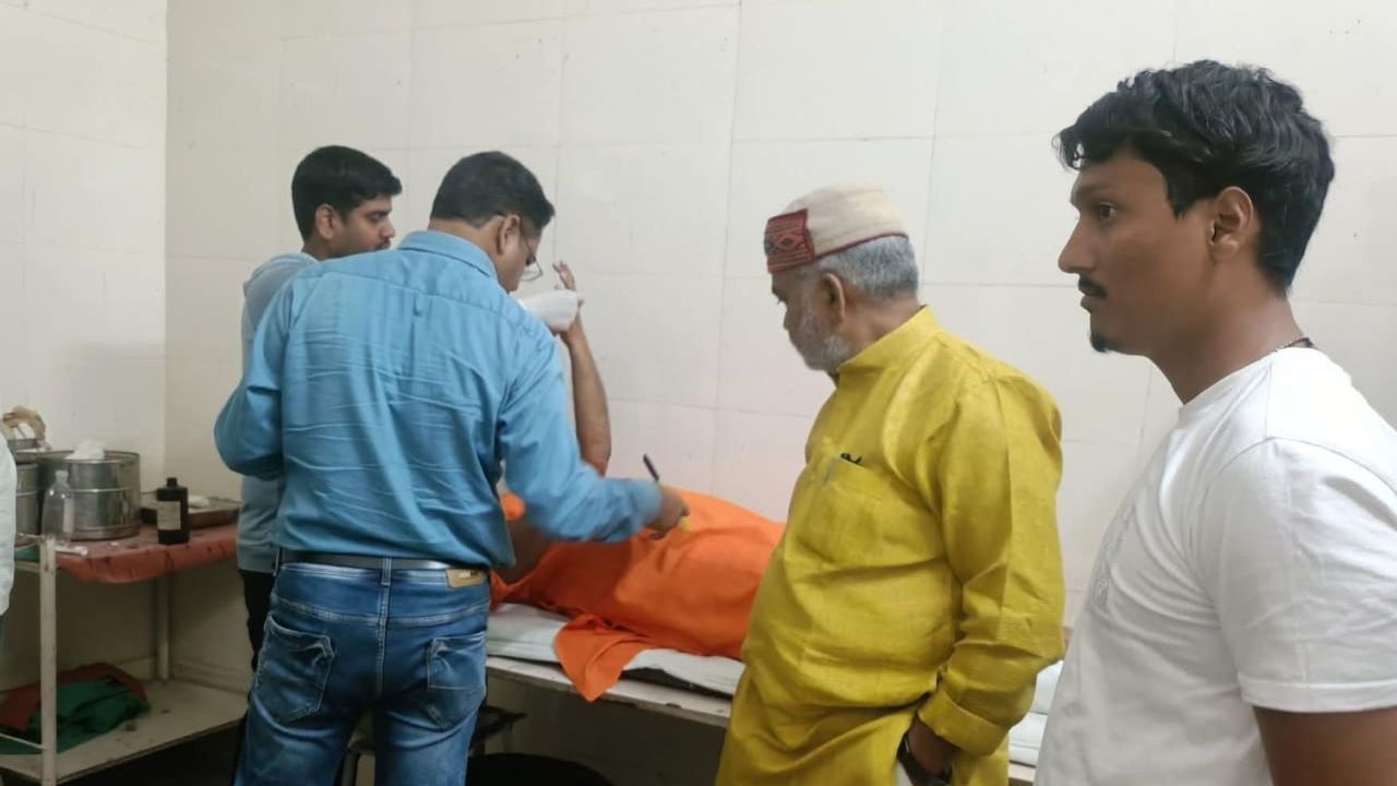 महराजगंज में बीजेपी के पूर्व जिलाध्यक्ष सड़क हादसे में बाल-बाल बचे, जिला अस्पताल में चल रहा इलाज