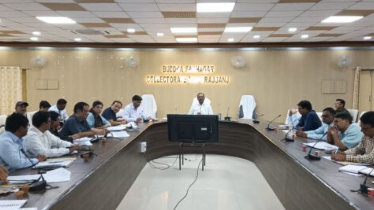 महराजगंज में निपुण भारत मिशन की समीक्षा बैठक: जिलाधिकारी ने कार्यों की प्रगति की समीक्षा