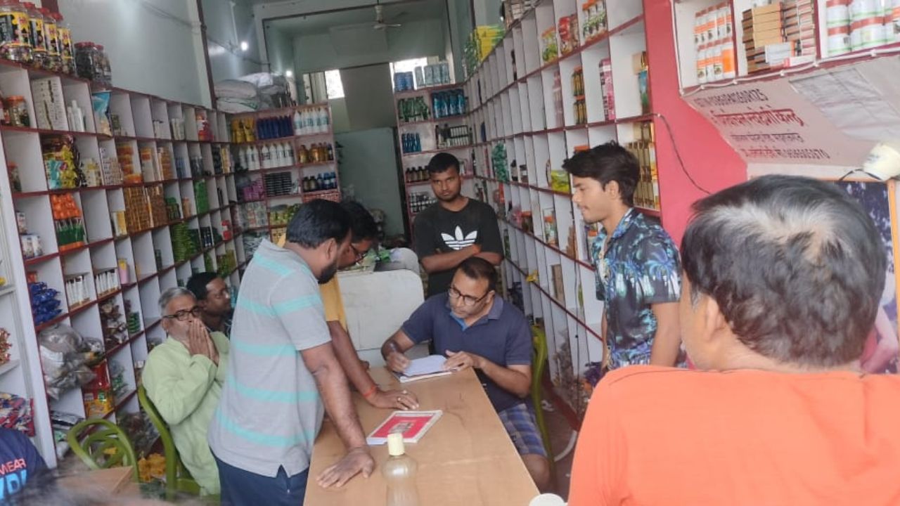 Maharajganj News: महराजगंज के पतंजलि स्टोर में चोरी, कैश सहित कई सामान गायब, जानें क्या है पूरा मामला Maharajganj News: महराजगंज के पतंजलि स्टोर में चोरी, कैश सहित कई सामान गायब, जानें क्या है पूरा मामला