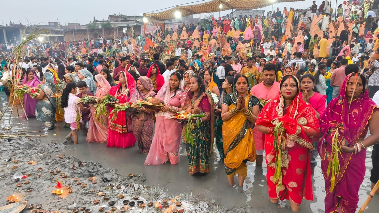 उगते सूर्य को अर्घ्य देकर संपन्न हुआ छठ महापर्व, घाटों पर उमड़ा आस्था का सैलाब, घाट पर दर्शन करने सपरिवार पहुंचे DM उगते सूर्य को अर्घ्य देकर संपन्न हुआ छठ महापर्व, घाटों पर उमड़ा आस्था का सैलाब, घाट पर दर्शन करने सपरिवार पहुंचे DM