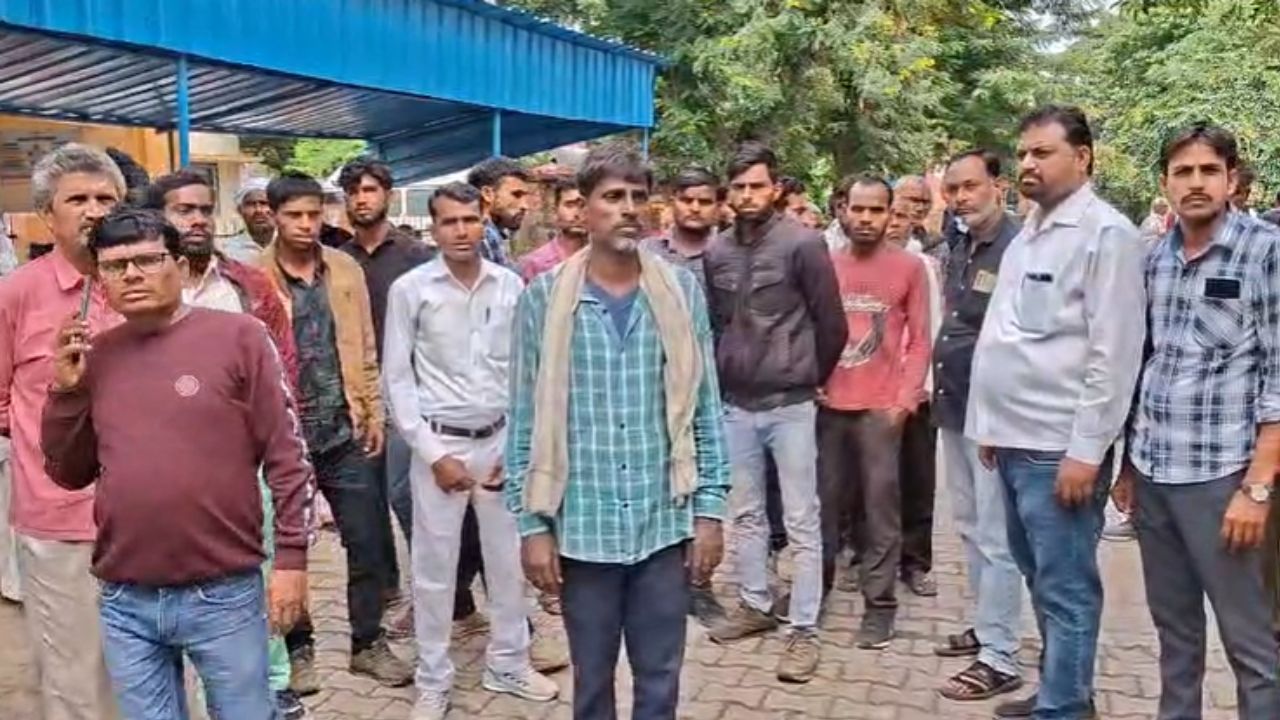 शीतला माता मंदिर के पास भीषण दुर्घटना, ऑटो ने बाइक सवार लाइनमैन को मारी टक्कर; मौके पर मची चीख-पुकार शीतला माता मंदिर के पास भीषण दुर्घटना, ऑटो ने बाइक सवार लाइनमैन को मारी टक्कर; मौके पर मची चीख-पुकार