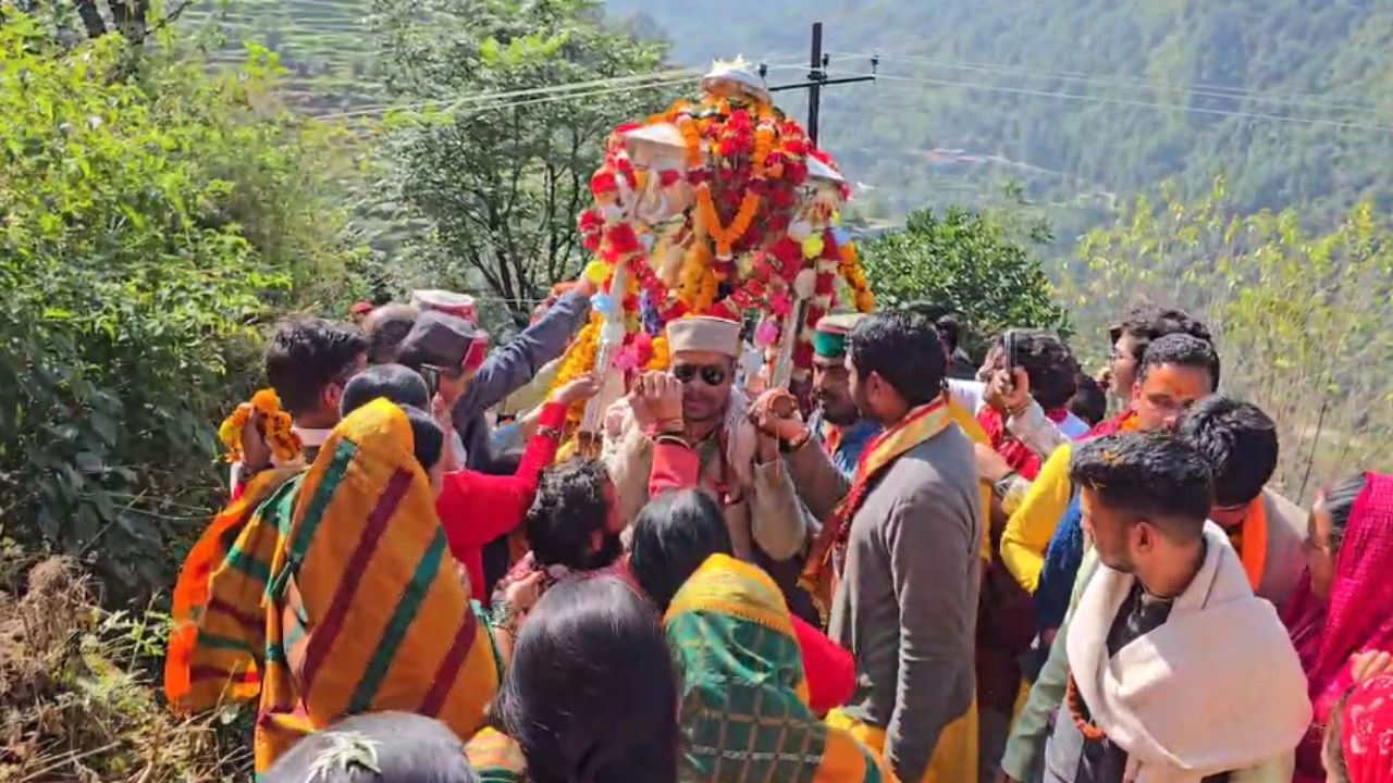 ओंकारेश्वर मंदिर पहुँची बाबा केदार की पंचमुखी चल विग्रह डोली, जयकारों से गूंज उठी केदारघाटी ओंकारेश्वर मंदिर पहुँची बाबा केदार की पंचमुखी चल विग्रह डोली, जयकारों से गूंज उठी केदारघाटी