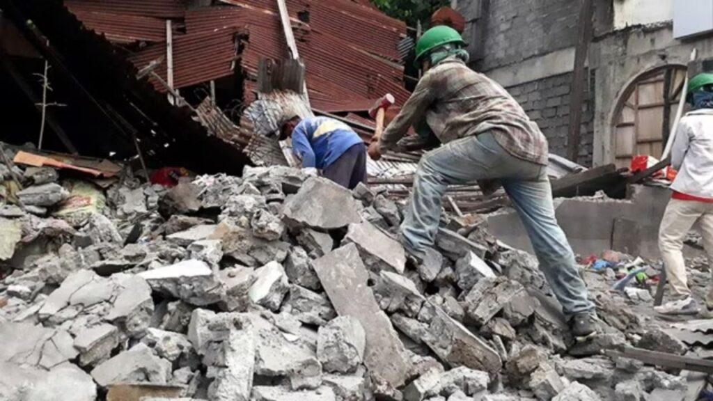 Massive earthquake strikes Philippines