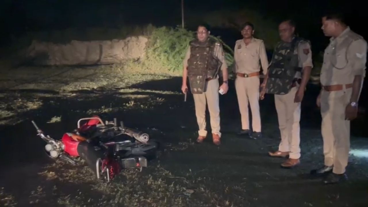 Encounter in UP: मैनपुरी मुठभेड़ में बदमाश को लगी गोली, दूसरे कुख्यात ने पुलिस को इस तरह दिया चकमा, हथियारों का जखीरा बरामद Encounter in UP: मैनपुरी मुठभेड़ में बदमाश को लगी गोली, दूसरे कुख्यात ने पुलिस को इस तरह दिया चकमा, हथियारों का जखीरा बरामद
