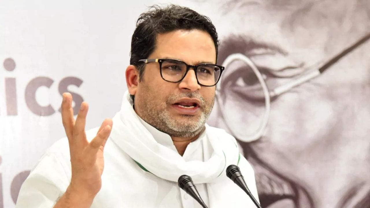 Bihar Polls: बंगाल और बिहार दोनों के वोटर निकले प्रशांत किशोर, EC के नियमों पर उठे सवाल Bihar Polls: बंगाल और बिहार दोनों के वोटर निकले प्रशांत किशोर, EC के नियमों पर उठे सवाल