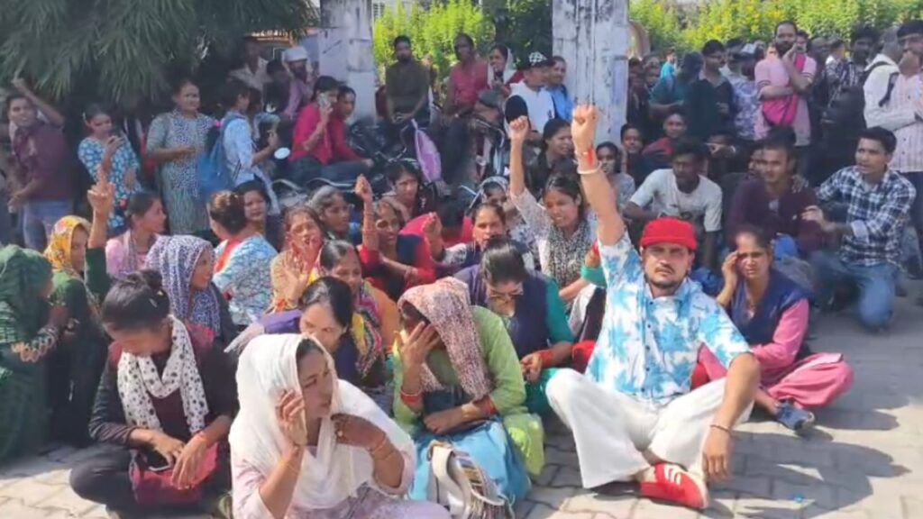 Employees stage protest in Doiwala