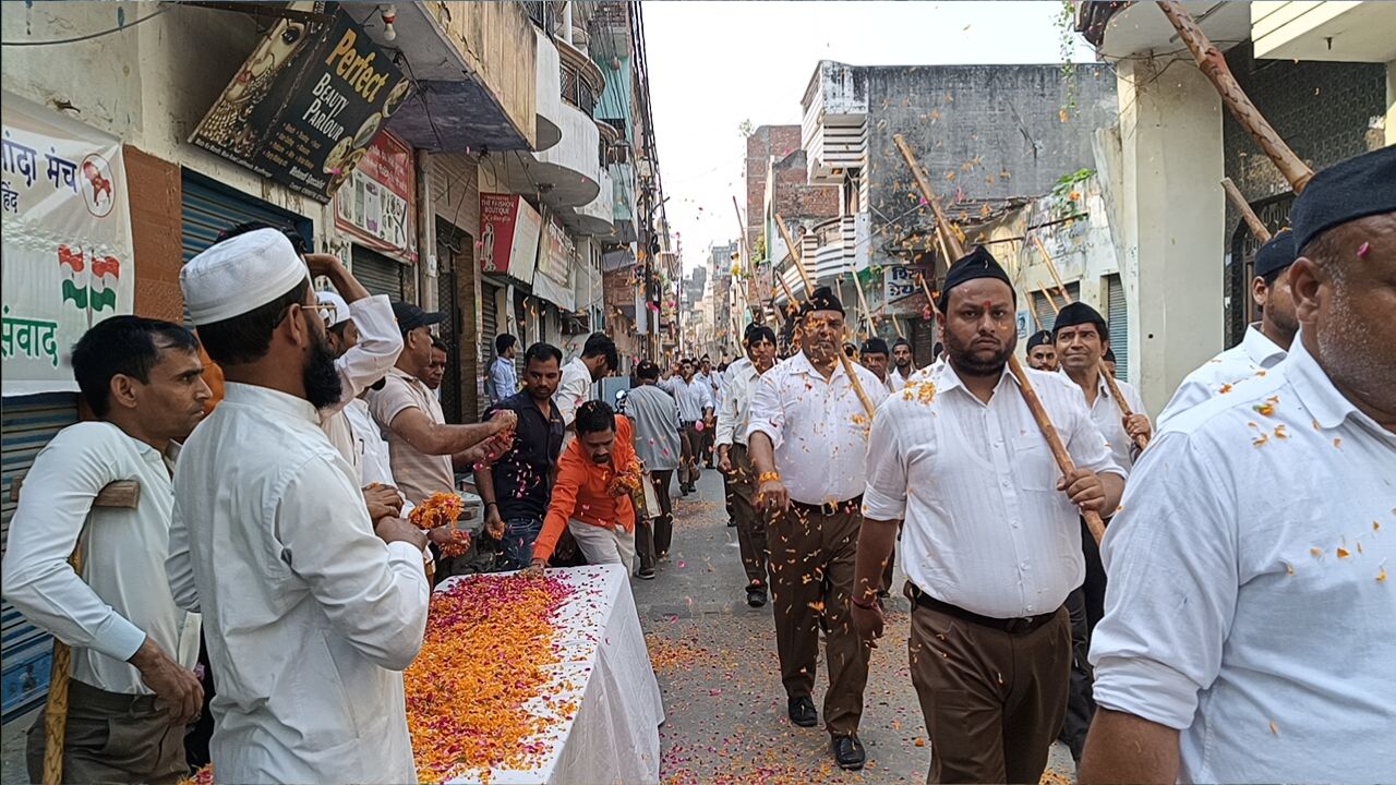 मुजफ्फरनगर में भाईचारे की मिसाल; आरएसएस पथ संचलन पर मुस्लिमों ने बरसाए फूल