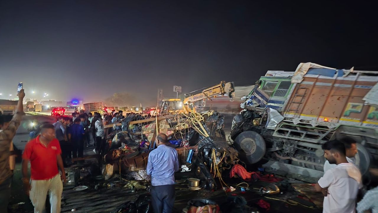 Rajasthan Road Accident: अजमेर में भीषण सड़क हादसा, 4 गंभीर, 28 लोग घायल Rajasthan Road Accident: अजमेर में भीषण सड़क हादसा, 4 गंभीर, 28 लोग घायल