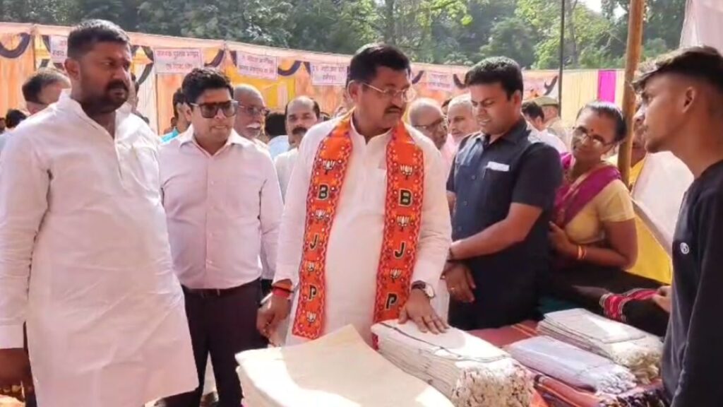 Minister Ramkesh Nishad talking to a businessman