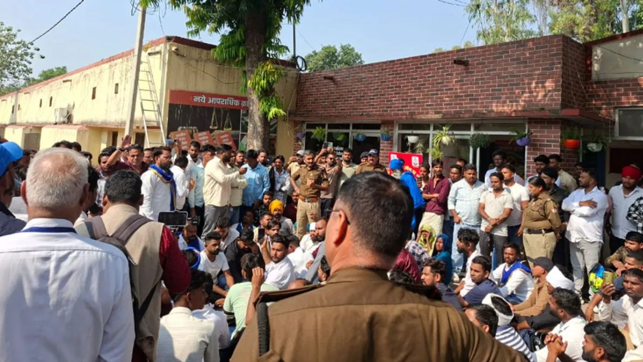 रुड़की में युवा फिर सड़क पर; योगेश हमले के बाद कोतवाली का किया घेराव, पुलिस की जांच पर लगाया गंभीर आरोप रुड़की में युवा फिर सड़क पर; योगेश हमले के बाद कोतवाली का किया घेराव, पुलिस की जांच पर लगाया गंभीर आरोप