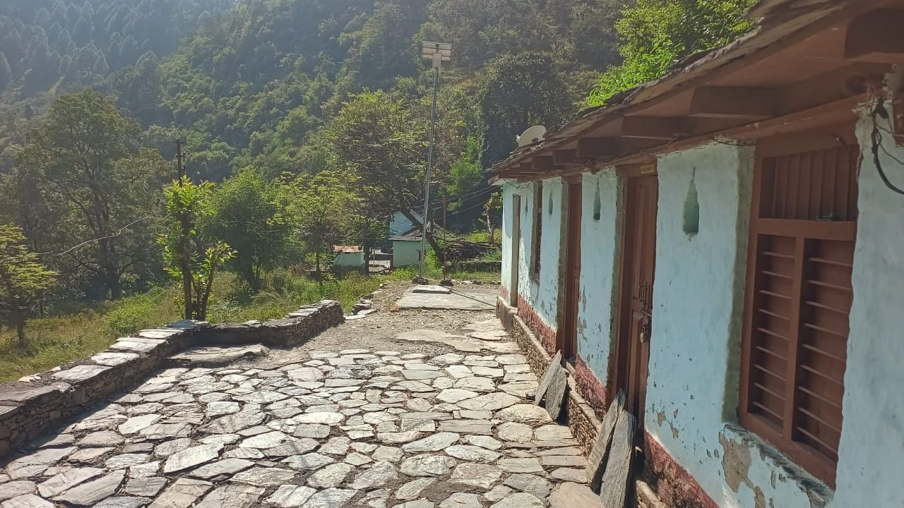 उत्तराखण्ड के विकास की असली तस्वीर: स्वतंत्रता सैनानी का गांव आज भी बेहाल, प्रशासन की खुली पोल उत्तराखण्ड के विकास की असली तस्वीर: स्वतंत्रता सैनानी का गांव आज भी बेहाल, प्रशासन की खुली पोल