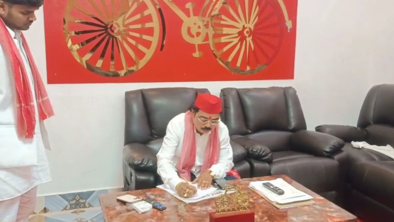 Video: सपा सांसद छोटेलाल खरवार करवाएंगे यूट्यूब-फेसबुक पेजों पर FIR, जानें क्यों