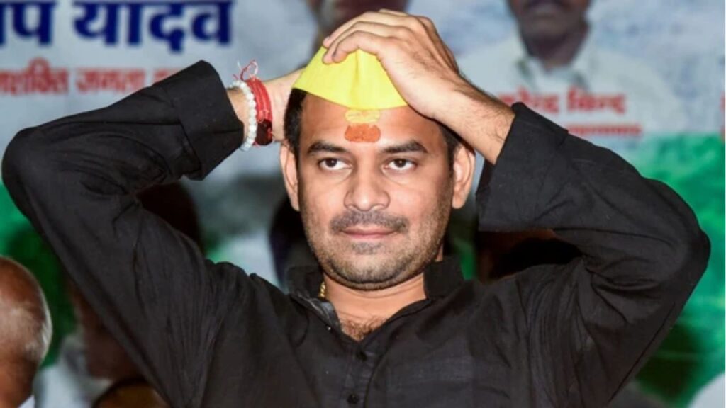 Tejaswi supporters chased away Tej Pratap
