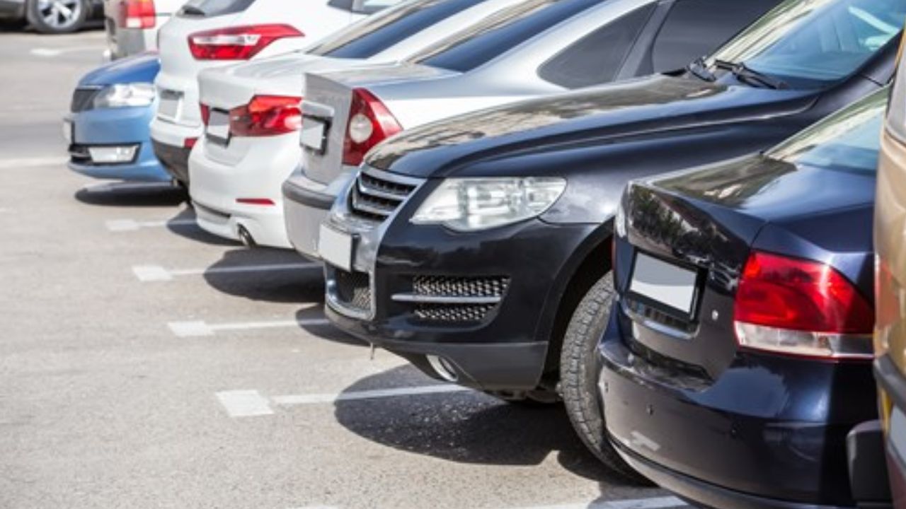 UP Crime: प्रयागराज में गाड़ी खड़ी करने को लेकर हुआ जमकर विवाद, जानें आगे क्या हुआ?