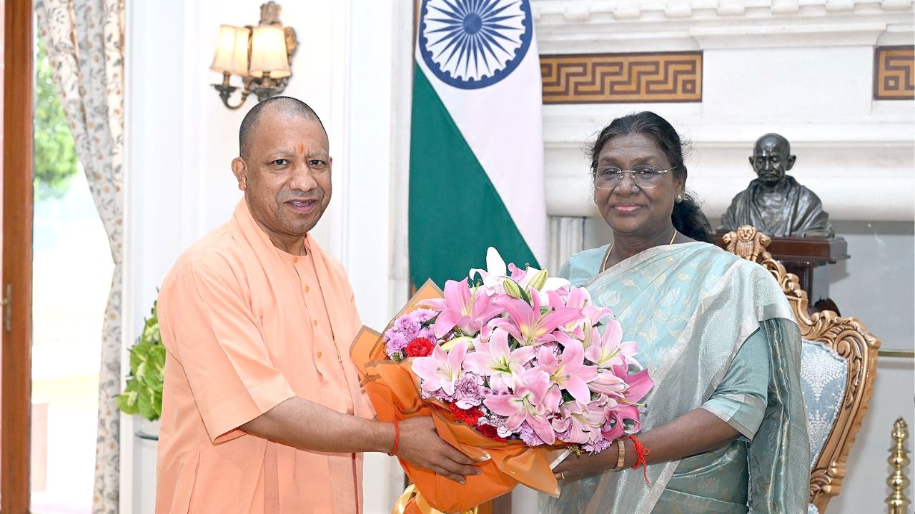 UP CM Yogi Delhi Visit: यूपी सीएम योगी अचानक पहुंचे दिल्ली, राष्ट्रपति मुर्मु और पीएम मोदी से मुलाकात, जानिये ये खास बात UP CM Yogi Delhi Visit: यूपी सीएम योगी अचानक पहुंचे दिल्ली, राष्ट्रपति मुर्मु और पीएम मोदी से मुलाकात, जानिये ये खास बात