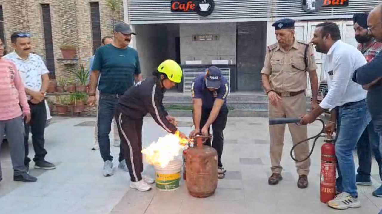 Dehradun: विकासनगर में त्योहारों को लेकर अग्निशमन विभाग अलर्ट, चलाया जागरूकता अभियान