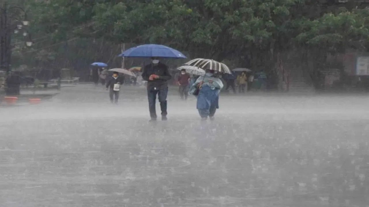 Weather Update: मोंथा तूफान दिखायेगा देश में असर, यूपी-दिल्ली में बरसेंगे मेघा Weather Update: मोंथा तूफान दिखायेगा देश में असर, यूपी-दिल्ली में बरसेंगे मेघा