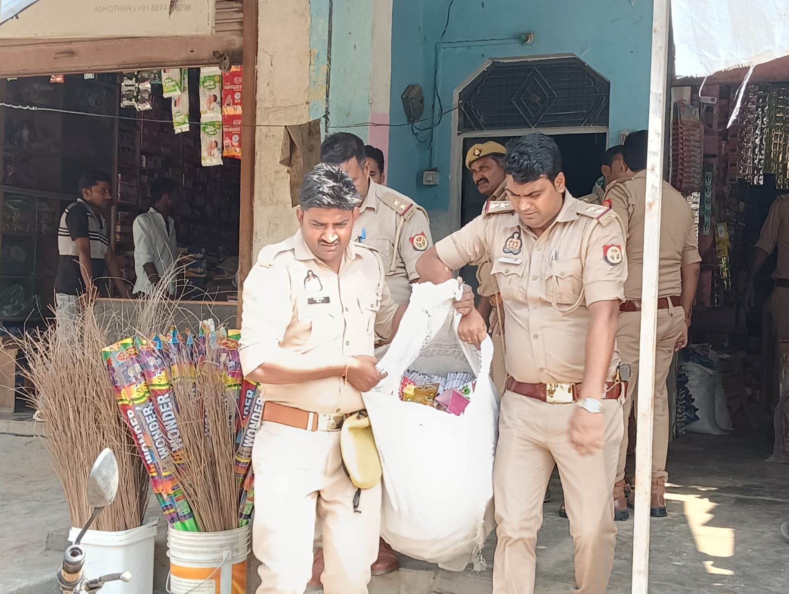 Fatehpur News दीपावली से पहले अवैध पटाखों का भारी जखीरा बरामद, व्यापारियों में मचा हड़कंप