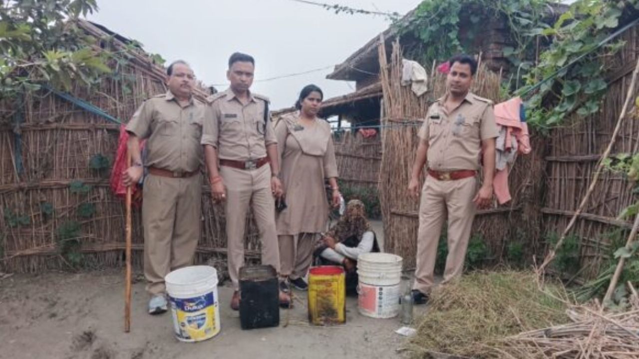 बाराबंकी में आबकारी विभाग की बड़ी कार्रवाई, दो गांवों में छापेमारी करके बरामद की कच्ची शराब