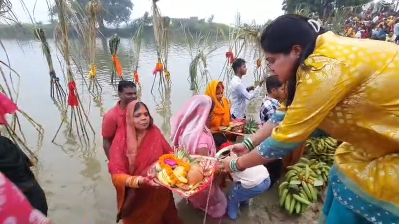 Video: इस जिले में 25 सालों से मुस्लिम परिवार कर रहा छठ पूजा, पेश की अनोखी मिसाल