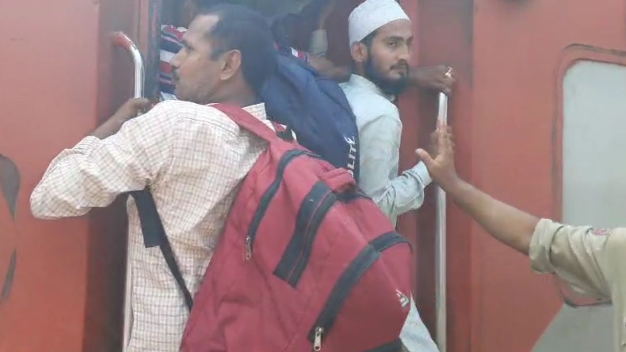 डीडीयू जंक्शन पर पहली बार दिखा ये अनोखा नजारा, देखें Chhath Puja पर बिहार जाने वाली ट्रेनों में कैसे उमड़ी भारी भीड़ डीडीयू जंक्शन पर पहली बार दिखा ये अनोखा नजारा, देखें Chhath Puja पर बिहार जाने वाली ट्रेनों में कैसे उमड़ी भारी भीड़