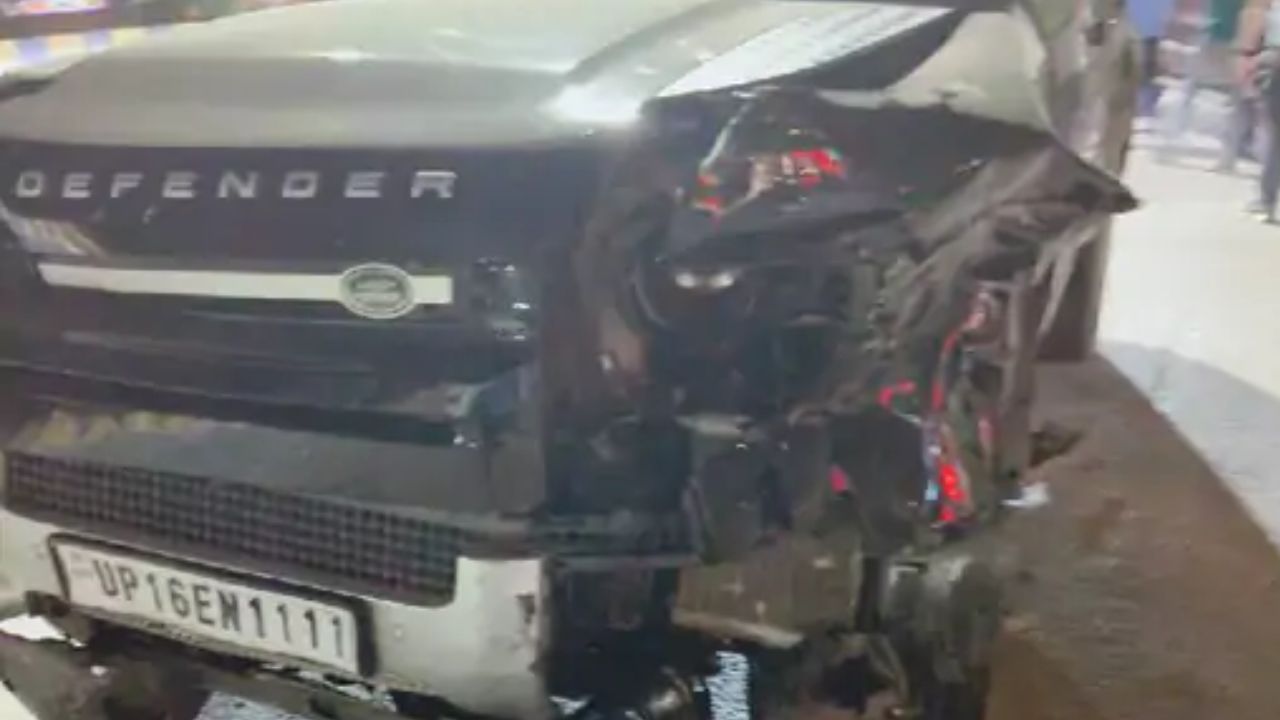 नोएडा की ब्लैक डिफेंडर बनी जानलेवा: पांच कारों और एक बाइक को मारी टक्कट, पढ़ें मौके की स्थिति