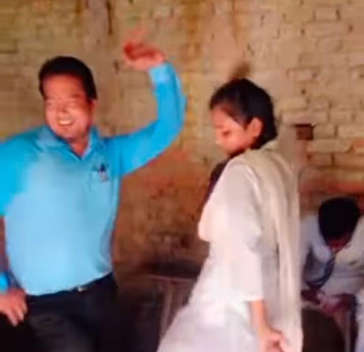 शिक्षा की गरिमा पर धब्बा: छात्राओं संग अश्लील गाने पर डांस करने वाला शिक्षक बन गया विवाद का केंद्र