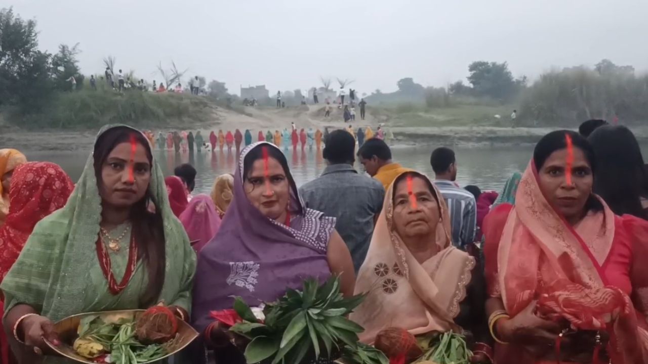 नौतनवा में छठ पूजा सम्पन्न: व्रतियों ने निभाई कठिन तपस्या, सूर्योदय से पहले उमड़ा जनसैलाब नौतनवा में छठ पूजा सम्पन्न: व्रतियों ने निभाई कठिन तपस्या, सूर्योदय से पहले उमड़ा जनसैलाब