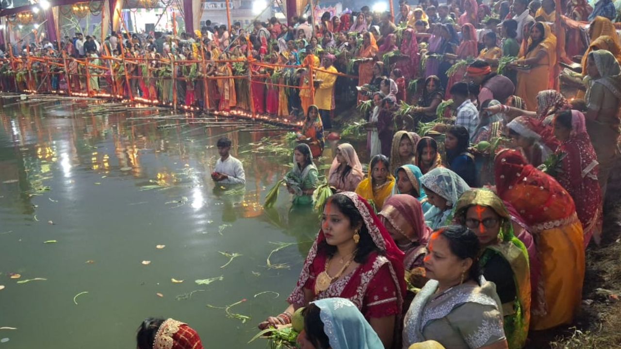 उगते सूर्य को अर्घ्य देकर पूरा हुआ छठ व्रत, परिवार की कुशलता के लिए व्रती महिलाओं ने की प्रार्थना उगते सूर्य को अर्घ्य देकर पूरा हुआ छठ व्रत, परिवार की कुशलता के लिए व्रती महिलाओं ने की प्रार्थना