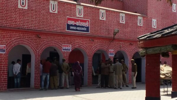 UP Crime: महराजगंज में बेरोजगार युवक से लाखों की ठगी…फर्जी वीजा पर विरोध करने पर किया ये हाल, मचा हड़कंप