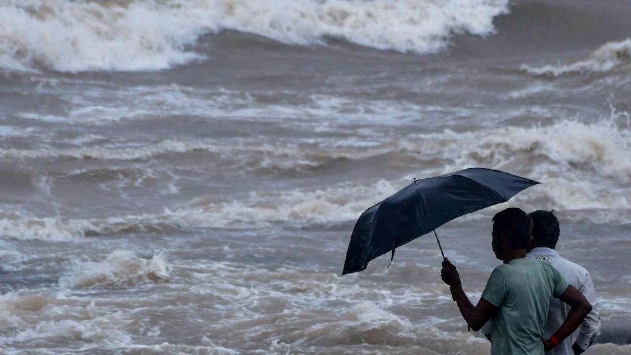 ‘मोंथा’ का कहर: आंध्र प्रदेश में नाइट कर्फ्यू लागू, पेड़ उखड़े, बिजली ठप; उड़ानें और ट्रेनें रद्द