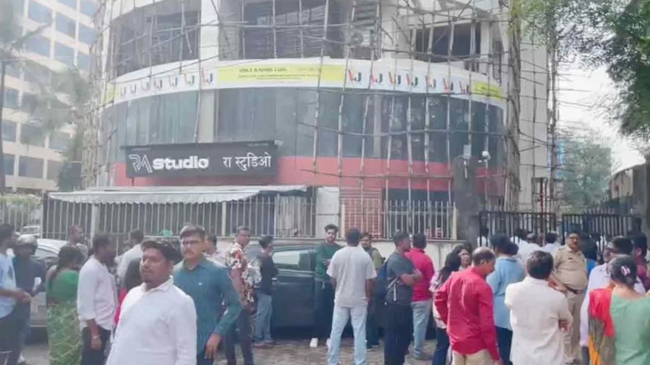 ऑडिशन के बहाने बीस बच्चों को बनाया बंधक, आरोपी गिरफ्तार; पढ़ें सनसनीखेज खबर ऑडिशन के बहाने बीस बच्चों को बनाया बंधक, आरोपी गिरफ्तार; पढ़ें सनसनीखेज खबर