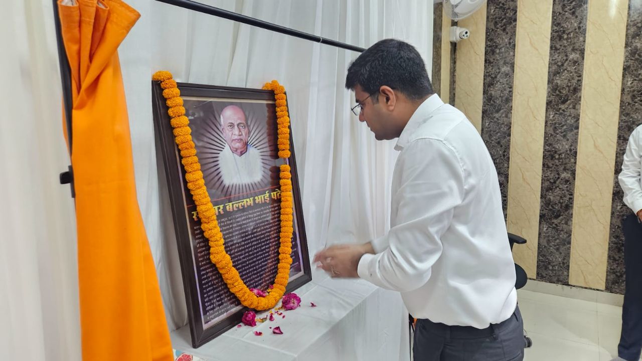 सरदार वल्लभभाई पटेल की जयंती: DM दीपक मीणा ने अर्पित की पुष्पांजलि; दिलाई राष्ट्रीय एकता की शपथ