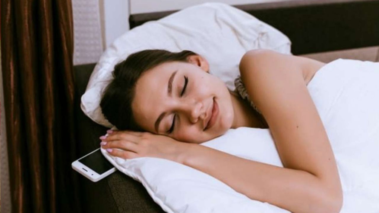 सोते समय मोबाइल को सिरहाने रखने से हो सकते हैं गंभीर स्वास्थ्य नुकसान, जानें क्यों?