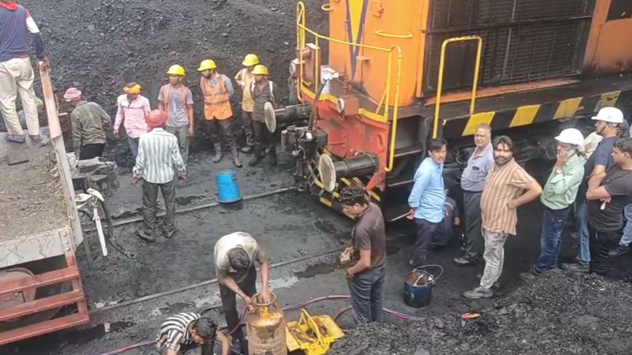 Train Accident: सोनभद्र में कोयला लदी ट्रेन का इंजन पटरी से उतरा, भारी अफरातफरी, जानिये कैसे हुआ हादसा