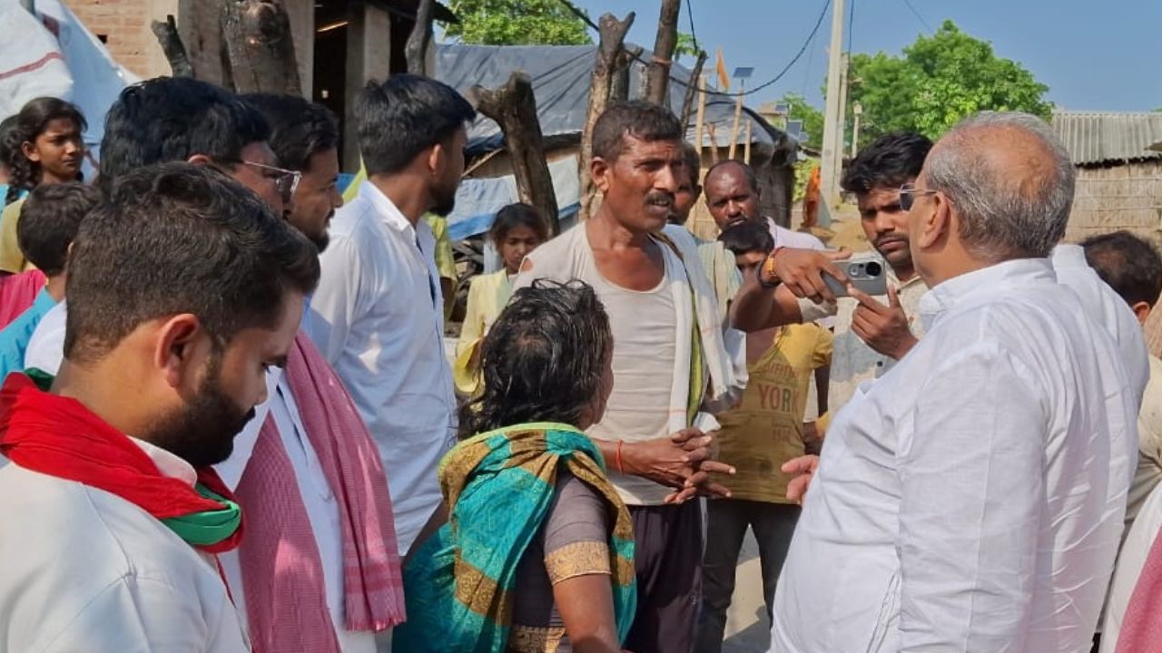 दलित बस्ती पहुंचे पूर्व मंत्री सुशील कुमार टिबडेवाल