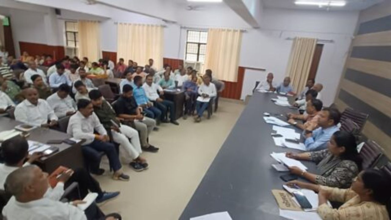 गोरखपुर: एसडीएम सदर ने राजस्व कर्मियों को फटकार लगाते हुए दिए ये सख्त निर्देश, जानें पूरी खबर