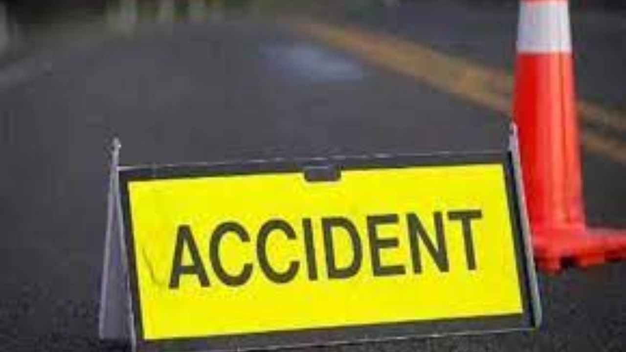 Road Accident: गोरखपुर में दिल दहलाने वाला हादसा: कार की टक्कर से बाइक सवार दंपत्ति और बच्चे का हुआ ये हाल
