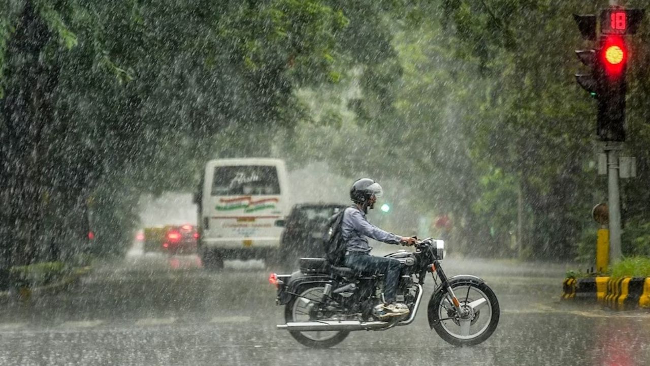 UP Weather Update: बिन मौसम बारिश से ठंड ने दी दस्तक, झांसी में रिकॉर्ड तोड़ गिरावट