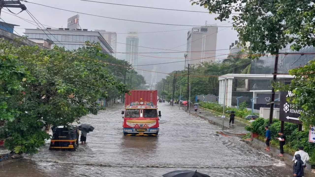 यूपी में मोंथा तूफान के असर से मौसम में बड़ा बदलाव, भारी बारिश का अलर्ट