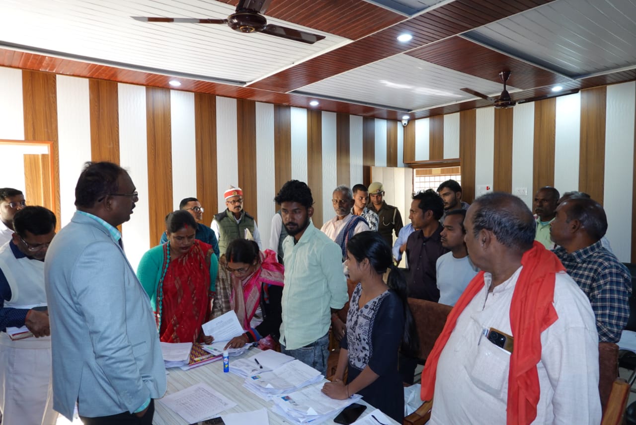 Maharajganj News: SIR रजिस्ट्री कार्य का निरीक्षण, डीएम ने बीएलओ को दिया कार्य समय पर पूरा करने का निर्देश