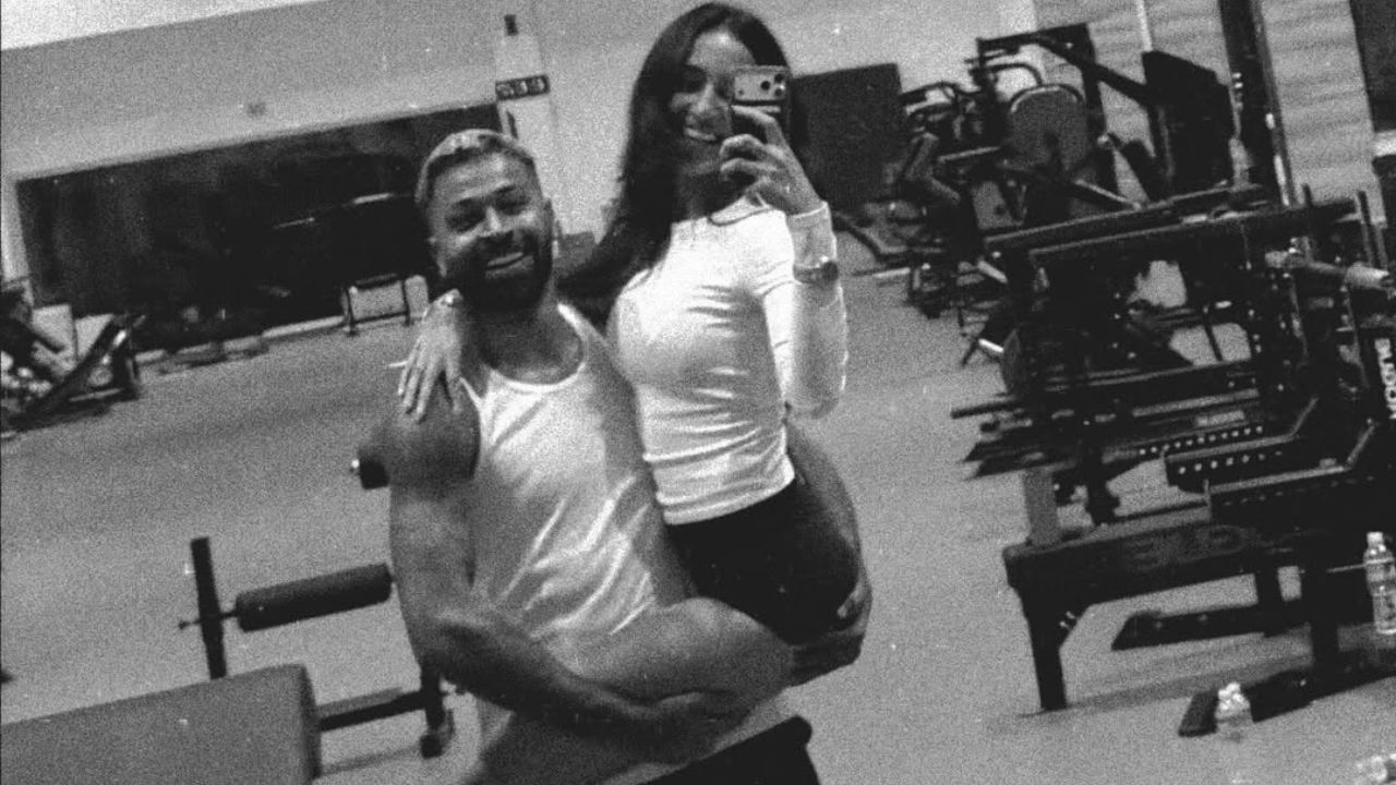 एक खास तस्वीर में हार्दिक ने माहिका को गोद में उठाकर मिरर सेल्फी ली, जो सोशल मीडिया पर चर्चा का विषय बन गई। एक खास तस्वीर में हार्दिक ने माहिका को गोद में उठाकर मिरर सेल्फी ली, जो सोशल मीडिया पर चर्चा का विषय बन गई।