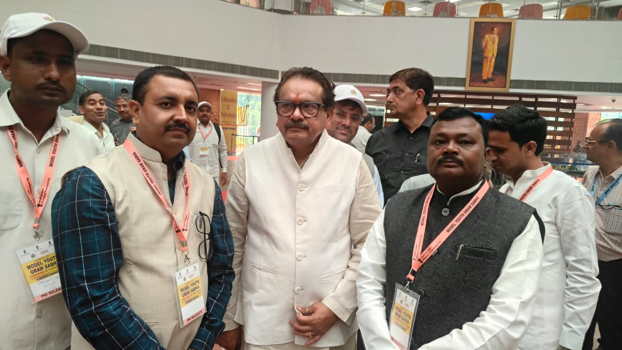 महराजगंज: मॉडल युवा ग्राम सभा में महराजगंज के दो ग्राम प्रधान सम्मानित, पढ़ें पूरी खबर