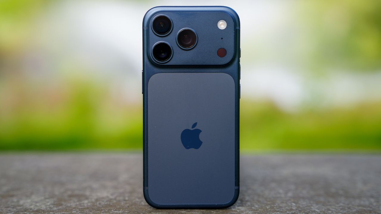 iPhone 17 को इस साल सितंबर महीने में लॉन्च किया गया था। इसकी शुरुआती कीमत 82,900 रुपये (256GB मॉडल) थी। वहीं 512GB वेरिएंट की कीमत 1,02,900 रुपये रखी गई थी। (सोर्स- गूगल) iPhone 17 को इस साल सितंबर महीने में लॉन्च किया गया था। इसकी शुरुआती कीमत 82,900 रुपये (256GB मॉडल) थी। वहीं 512GB वेरिएंट की कीमत 1,02,900 रुपये रखी गई थी। (सोर्स- गूगल)