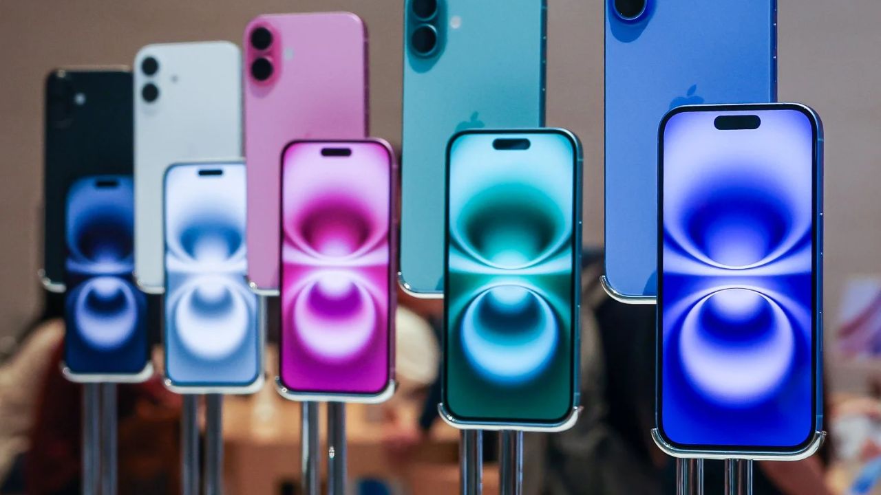 इस साल लॉन्च की गई iPhone 17 सीरीज में iPhone Air, iPhone 17, iPhone 17 Pro और iPhone 17 Pro Max मॉडल शामिल थे। iPhone 17 Plus मॉडल के न आने से खरीदारों ने iPhone 17 को प्राथमिकता दी, जिससे इसकी डिमांड बढ़ती चली गई। (सोर्स- गूगल) इस साल लॉन्च की गई iPhone 17 सीरीज में iPhone Air, iPhone 17, iPhone 17 Pro और iPhone 17 Pro Max मॉडल शामिल थे। iPhone 17 Plus मॉडल के न आने से खरीदारों ने iPhone 17 को प्राथमिकता दी, जिससे इसकी डिमांड बढ़ती चली गई। (सोर्स- गूगल)