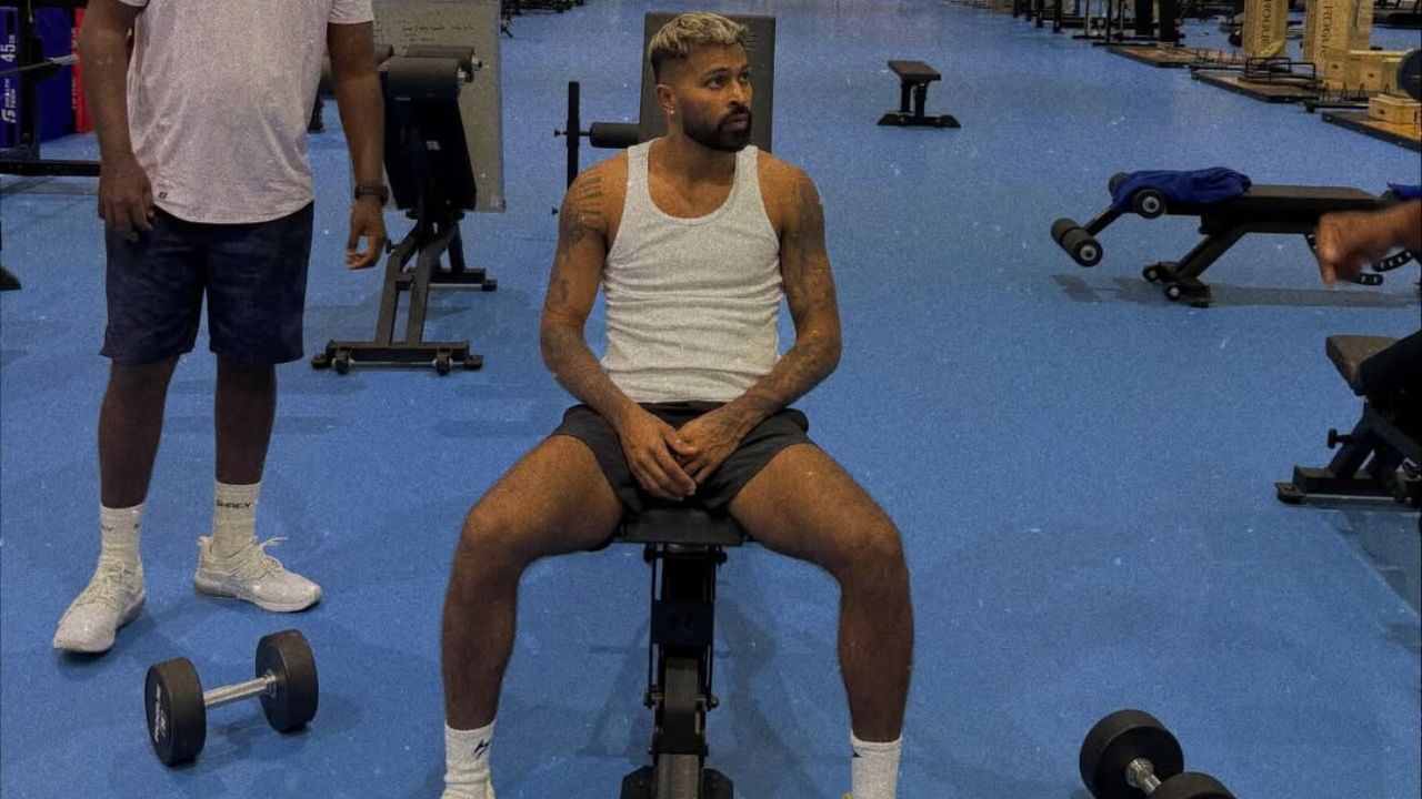 हार्दिक ने पिछले साल नताशा से तलाक लिया। दोनों का एक बेटा अगस्त्य है। हार्दिक की नई जोड़ी सोशल मीडिया पर फैंस के लिए चर्चा का विषय बन चुकी है। हार्दिक ने पिछले साल नताशा से तलाक लिया। दोनों का एक बेटा अगस्त्य है। हार्दिक की नई जोड़ी सोशल मीडिया पर फैंस के लिए चर्चा का विषय बन चुकी है।