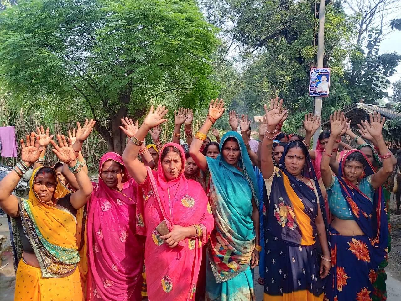 निचलौल के डोमा खास में खुलेआम बिक रही अवैध कच्ची शराब, रोकने गई महिलाओं से की अभद्रता, जोरदार प्रदर्शन