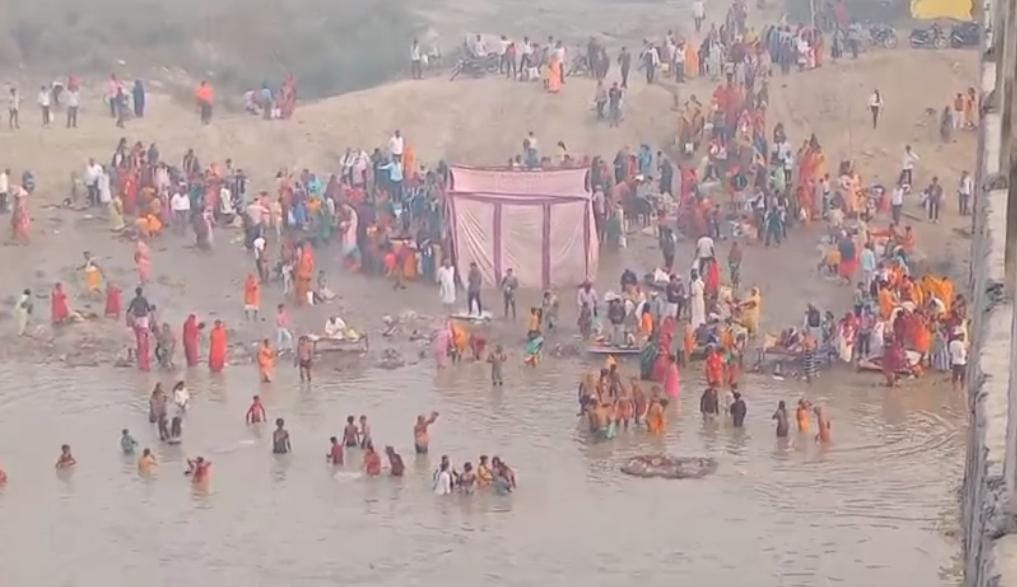 भक्ति में डूबा महराजगंज: कार्तिक पूर्णिमा पर राप्ती तट पर उमड़ी लाखों श्रद्धालुओं की भीड़