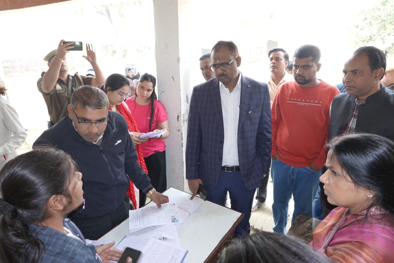 सटीक मतदाता सूची ही मजबूत लोकतंत्र की नींव, SIR निरीक्षण के दौरान बोले जिलाधिकारी संतोष कुमार शर्मा